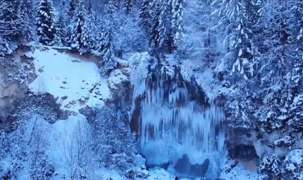 Imagini impresionante în Apuseni, cascada Pişoaia a îngheţat
