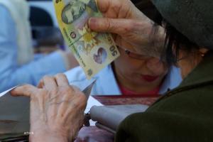 Românii, puşi să aleagă între pensie și salariul de la stat. Se fac primii paşi către pensionarea la 70 ani
