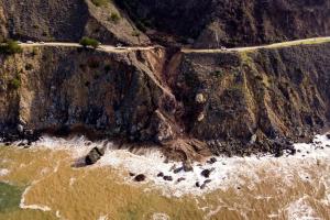 O porțiune din "Drumul Pacificului" s-a prăbușit în ocean. Autostrada 1 din California, afectată de alunecări masive de teren