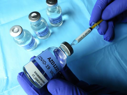 Primul vaccin făcut din virus a ajuns în România. Cu ce se diferenţiază Astra Zeneca de celelalte seruri