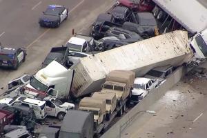 Peste 100 de maşini făcute praf, 6 morţi şi 65 de răniţi, după un carambol de proporții, pe o autostradă din Texas