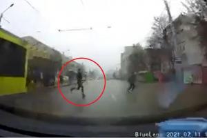 Tânăr băut, spulberat cu maşina de un şofer de 28 de ani, în Iași. Momentul impactului a fost filmat