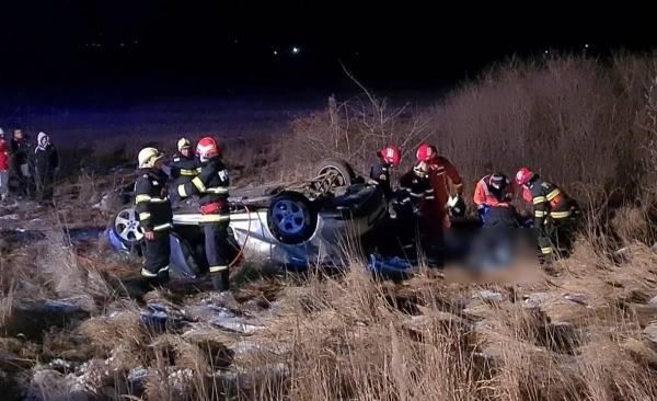 Şofer mort într-o Alfa Romeo, după ce a zburat cu 200 km/oră peste un sens giratoriu din Caransebeş