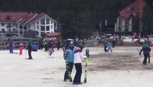 Pericol la munte, pentru schiori, după topirea zăpezii. Număr mare de accidente cauzate de "zăpada ortopedică"