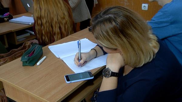 Situație fără precedent: Zeci de studenți ai Facultăţii de Drept din Bucureşti riscă să fie exmatriculați pentru fraudă