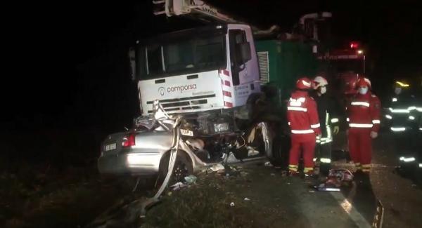 Doi tineri soți au murit pe loc, pe un drum din Timiş, după ce au intrat cu mașina sub un camion. Se întorceau acasă, din Germania