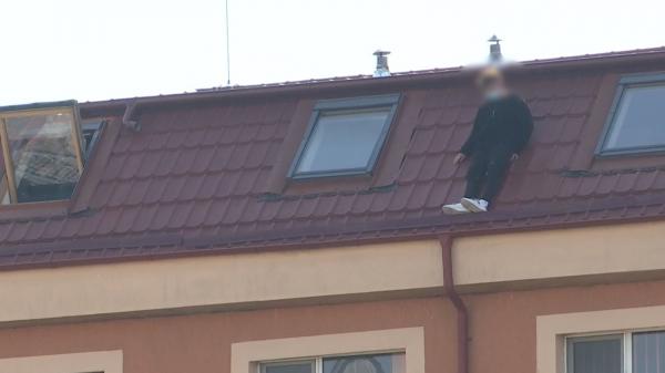 Momentul în care tânărul din București s-a aruncat în gol de pe acoperiş. Fosta iubită a asistat la scenă