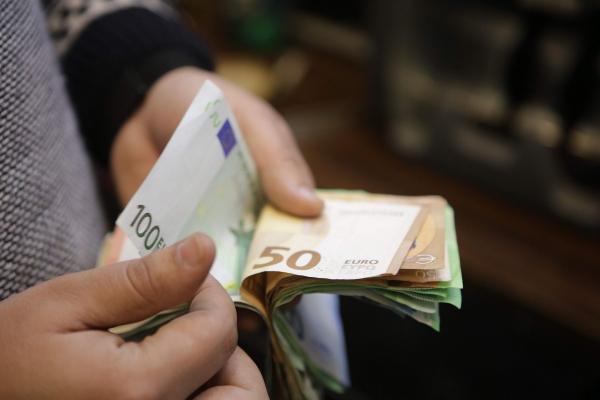 Creşterea monedei euro aduce noi scumpiri, conform specialiştilor