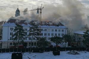 Palatul Administrativ din Suceava, sediul Prefecturii şi al Consiliului Judeţean, în flăcări. Intervenţia pompierilor a pornit cu stângul