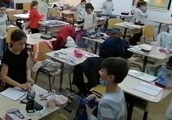 După o lună de la redeschiderea școlilor, elevii din Bucuresti se întorc, de luni, în scenariul hibrid