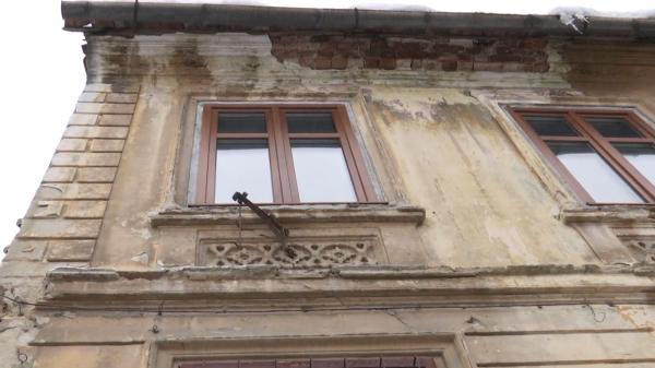 Clădiri "capcană" în centrul Brașovului. Zeci de imobile vechi pun trecătorii în pericol, zi de zi