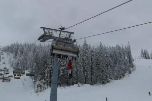 La un pas de tragedie în Poiana Brașov: Un turist iresponsabil a vrut să sară din telescaun ca să își recupereze schiul
