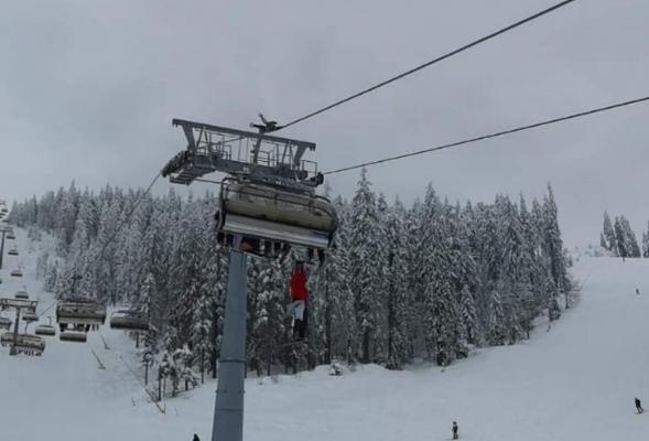 La un pas de tragedie în Poiana Brașov: Un turist iresponsabil a vrut să sară din telescaun ca să își recupereze schiul