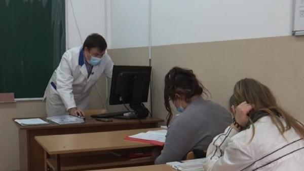 Un profesor de biologie şi chimie, din Suceava, i-a cucerit pe elevi cu lecţiile ţinute online