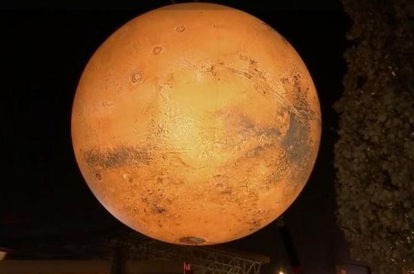 Clujenii au marcat Ora Pământului admirând replica planetei Marte, expusă în oraș