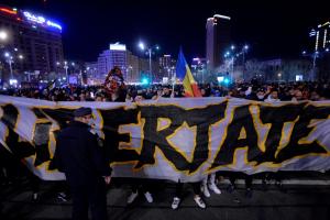 A doua seară de proteste în România. Manifestația din Capitală s-a încheiat violent: jandarmii au intervenit în forță, după ce protestatarii au început să arunce cu pietre