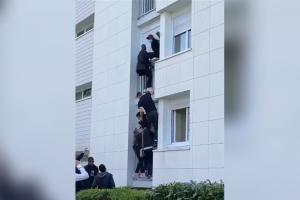 Mai mulţi tineri au făcut un lanţ uman şi s-au căţărat pe faţada unei clădiri pentru a salva o familie dintr-un incendiu, în Franţa