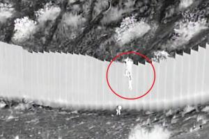 Momentul în care doi copii  sunt aruncați peste zidul înalt de 14 metri de la granița dintre SUA și Mexic