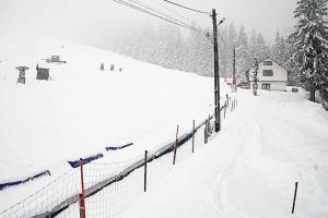 Iarna nu se lasă dusă la munte. Stratul de zăpadă este perfect pentru schi, în unele zone depăşeşte chiar şi 3 metri înălţime