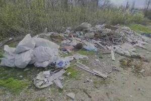 Munţi de gunoaie au invadat Parcul Herăstrău, din cauza disputei dintre autorităţi şi compania de salubrizare