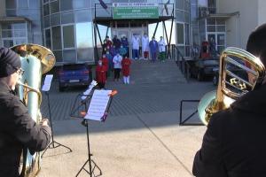 Filarmonica Arad, surpriză pentru medici. Artiştii au susţinut concerte inedite, în curţile spitalelor