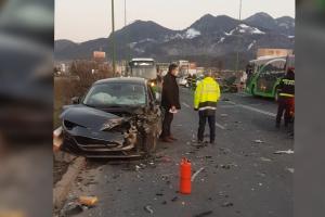 Accident înfiorător, cu două maşini şi un autobuz, surprins în îmagini, la Braşov