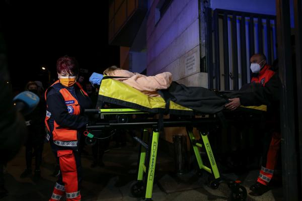 Imaginile umilinței: Zeci de pacienți au fost externați forțat din Spitalul Foișor, noaptea, pentru a face loc bolnavilor Covid. ”Plecăm vai de capul nostru”