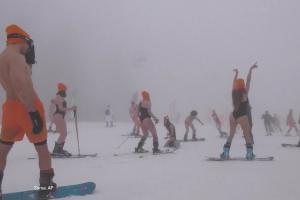 Sute de fani ai sporturilor de iarnă au schiat în costum de baie într-o staţiune montană din Rusia