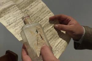 Scrisoare în sticlă, veche de un secol, găsită sub grinda unei biserici din Nuşeni, de restauratorii lăcaşului cult