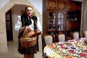 Pregătiri de Paşte în Maramureş: Gospodinele pregătesc deja bucate tradiționale pentru turişti