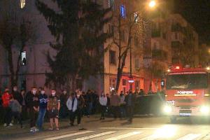 Panică într-un bloc din Târgu Mureş. Zeci de oameni au ieşit în stradă, după ce un miros înţepător a inundat imobilul