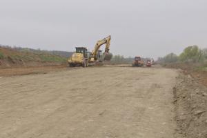 Lucrările la centura municipiului Târgu Jiu au fost reluate. Autorităţile promit că în toamna lui 2022 şoseaua va fi gata