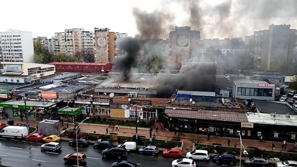 Incendiu în cartierul Militari. Un magazin de haine din Piaţa Veteranilor a luat foc