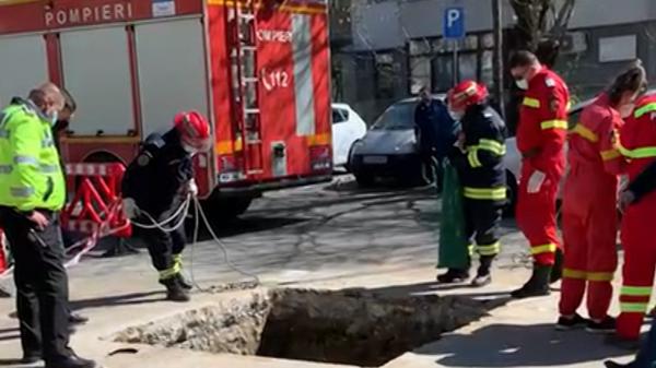 Craiovenii sunt cutremuraţi de moartea femeii care a căzut într-o groapă din asfalt, în faţa blocului: "Un om a murit din cauza incompetenţei lor!"