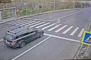 Imagini de coşmar pe o şosea din Cernavodă, după ce o femeie a fost spulberată pe trecerea de pietoni. Momentul impactului a fost surprins de o cameră de supraveghere