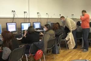 Profesorii din Oradea fac cursuri ca să ţină pasul cu tehnologia. Dascălii se pregătesc pentru şcoala online