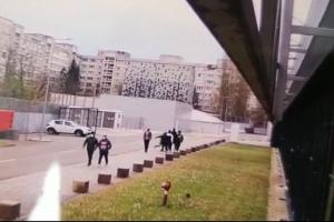 Imagini cu crima între migranți de la Timișoara. Agresorul a scos cuțitul și s-a năpustit asupra victimei, când a ajuns în dreptul ei
