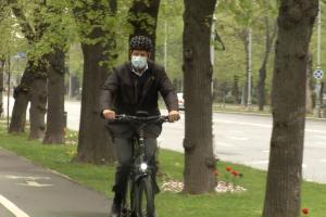 Klaus Iohannis a mers cu bicicleta la Cotroceni. "Lăsaţi maşina acasă, veniţi pe jos, cu bicicleta sau cu transportul public"