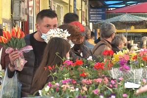 Pieţele de flori, mai mult goale: "Nu se mai cumpără cum se cumpăra odată"