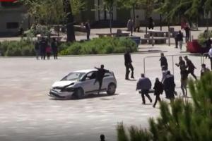 Un tânăr aleargă și sare cu picioarele prin geamul unei mașini, că să oprească un șofer ”bănuit de intenții teroriste”, în Albania