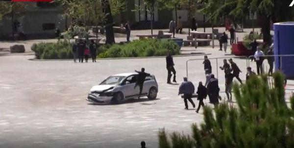 Un tânăr aleargă și sare cu picioarele prin geamul unei mașini, că să oprească un șofer ”bănuit de intenții teroriste”, în Albania