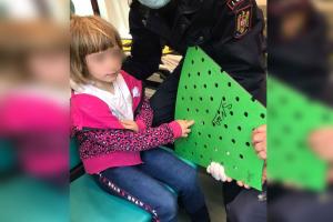 O fetiţă de 5 ani din Vâlcea a rămas cu degetele înțepenite în banca din parc. Pompierii au tăiat banca și au mers cu ea la spital