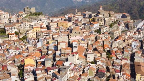 Un orăşel din Sicilia vinde case abandonate la preţuri care pornesc de la 1 euro. Aproape 900 de case îşi aşteaptă cumpărătorii