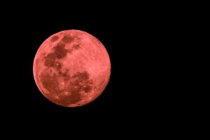 "Superluna roz" a atras toate privirile spre cer. Fenomen astronmic rar, noaptea trecută