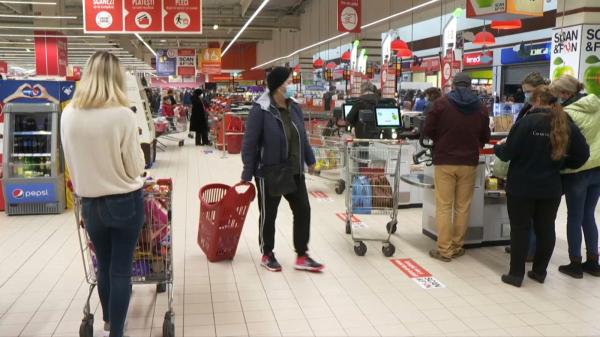 Centrelele comerciale şi supermarketurile luate cu asalt, deşi preţurile sunt mai mari ca anul trecut