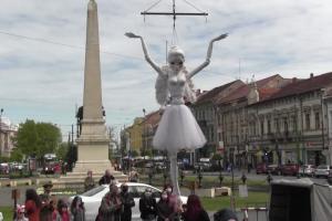Moment emoţionant în centrul Aradului. "Îngerul speranţei" a plutit peste oraş, sub ochii localnicilor fascinaţi