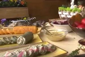 Preparate tradiţionale bucovinene, pregătite sub ochii oaspeţilor. După ospăţul regesc, turiştii au trecut la hore şi sârbe