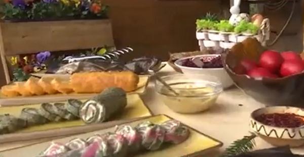 Preparate tradiţionale bucovinene, pregătite sub ochii oaspeţilor. După ospăţul regesc, turiştii au trecut la hore şi sârbe