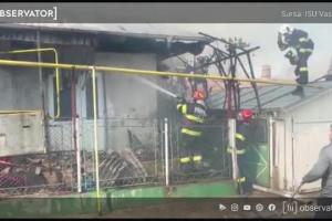 Incendiu puternic la 6 case și anexele acestora, în Bârlad. Trei persoane au făcut atacuri de panică