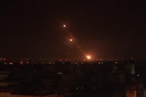 Ploaie de foc pe cerul Israelului. Iron Dome-ul a interceptat zeci de rachete către Tel Aviv. O clădire Hamas cu 13 etaje din Gaza a fost distrusă de bombardamente